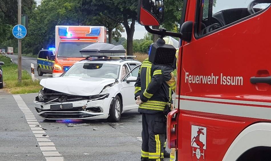 Schwerer Unfall am Dienstag: Auto überschlägt sich nach Crash auf B-58-Kreuzung in Issum