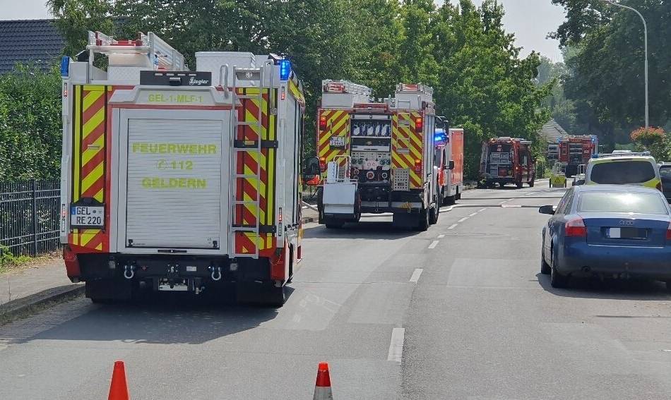 Rheurdter Straße wieder freigegeben: Feuer bei einem Reitstallbetrieb in Oermten