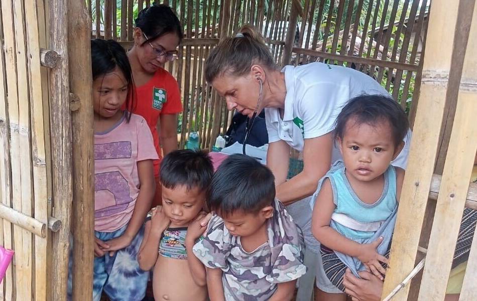 Sechs Wochen ehrenamtliche Arbeit: „Konnte wieder richtig Ärztin sein“ – Moerser Medizinerin im Einsatz auf den Philippinen