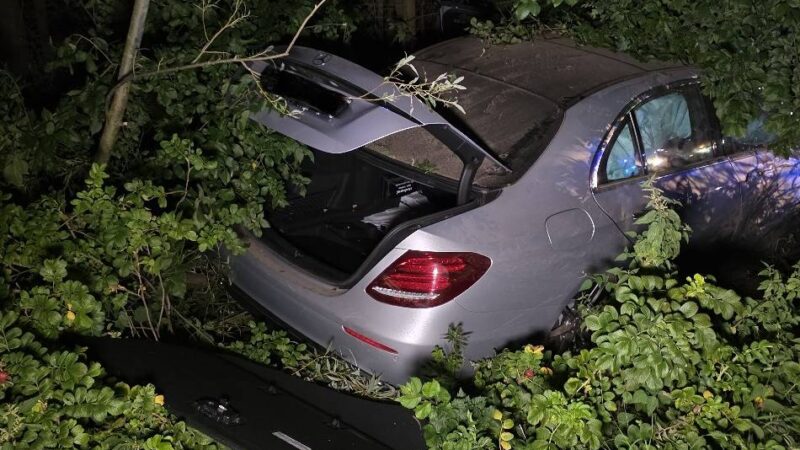 Drei Schwerverletzte bei Goch: Schwerer Unfall auf der A57 – zwei Autos überschlagen sich