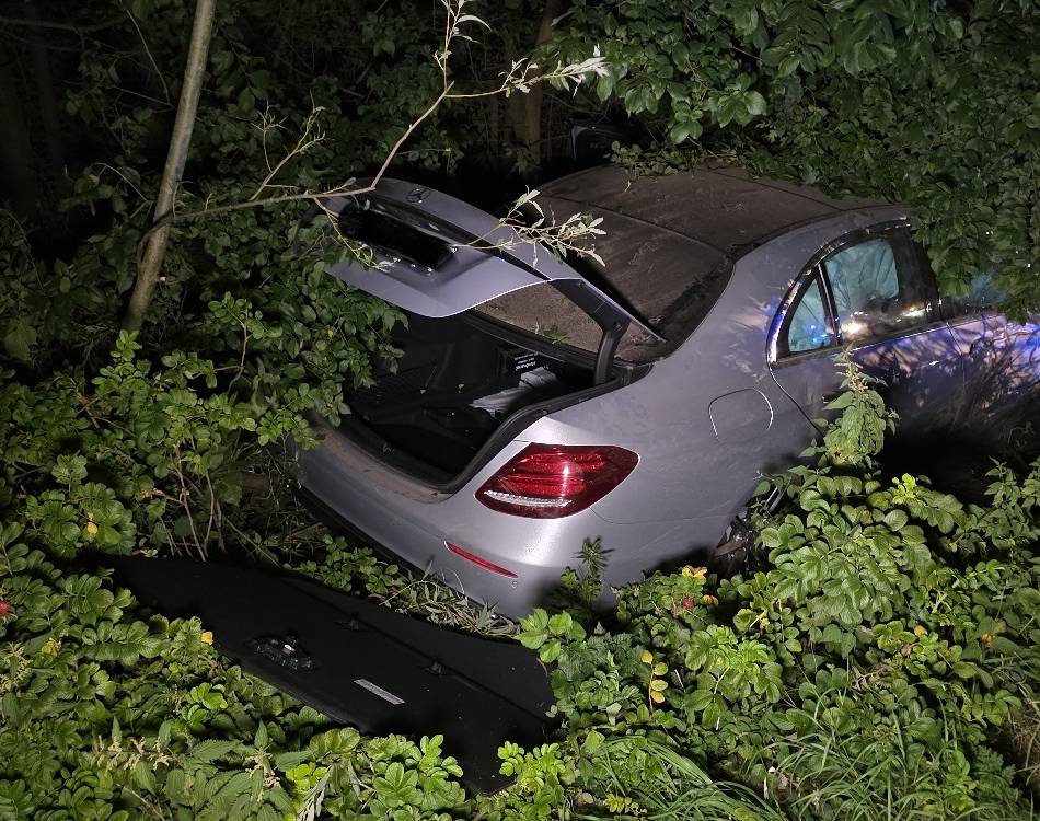 Drei Schwerverletzte bei Goch: Schwerer Unfall auf der A57 – zwei Autos überschlagen sich