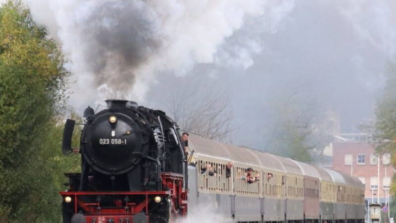 Start in Leverkusen: Im Nostalgie-Zug nach Würzburg
