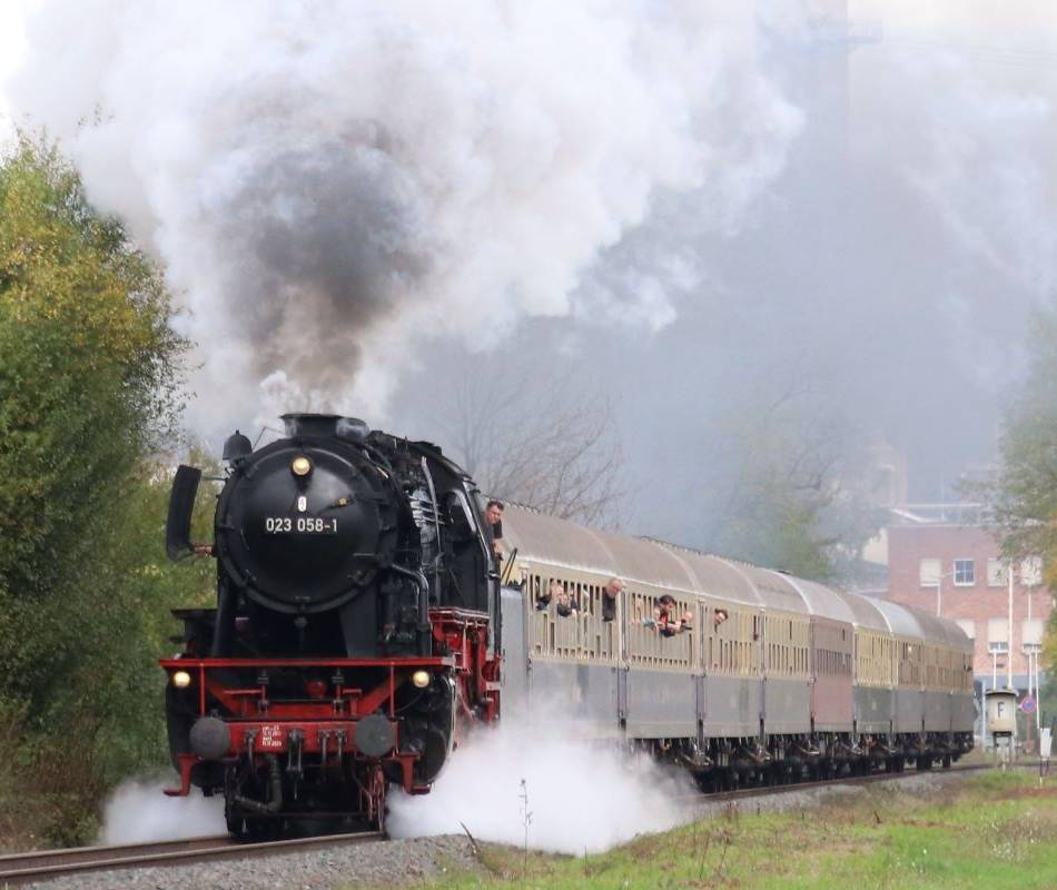 Start in Leverkusen: Im Nostalgie-Zug nach Würzburg