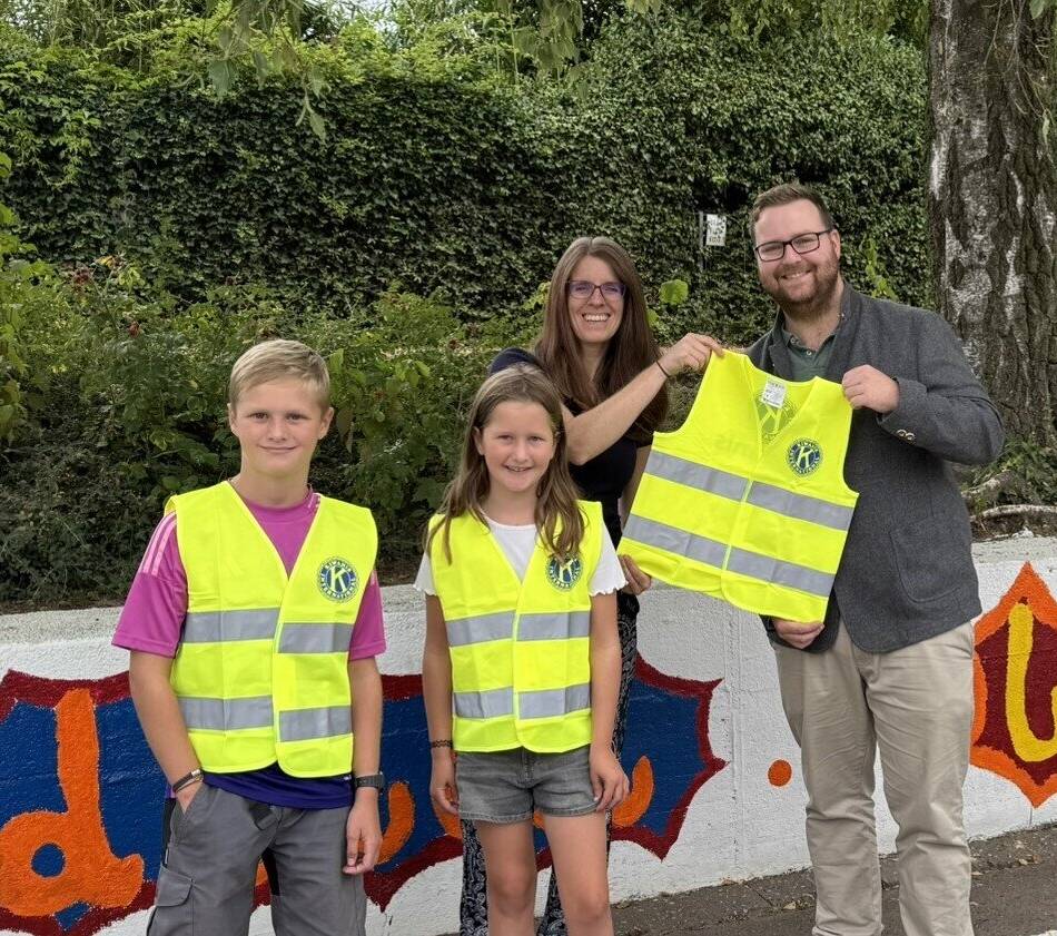 Aktion zur Einschulung im Gelderland: Kiwanis Club stattet Grundschulen mit Warnwesten aus