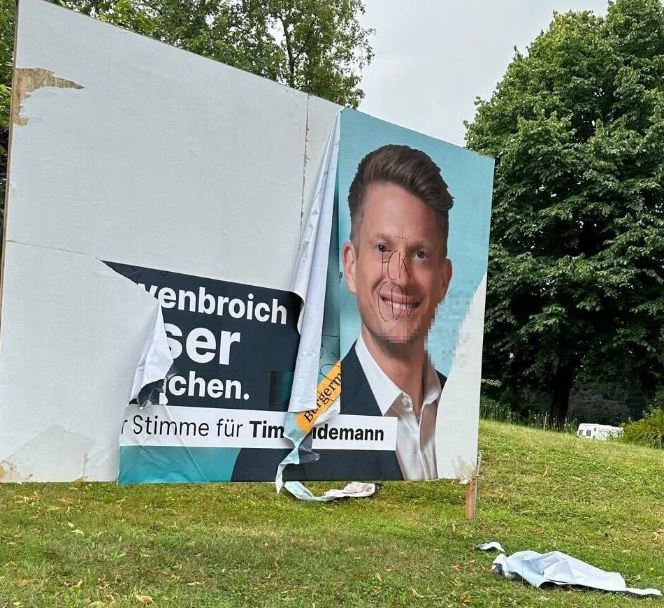 Politiker in Grevenbroich schockiert: „Angriff auf die Demokratie“ – Mehrere Hassparolen auf Wahlplakaten