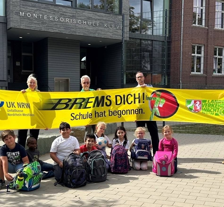 Banneraktion und Schwerpunktkontrolle: „Brems Dich! Schule hat begonnen“ – Polizei zeigt zum Schulstart Präsenz