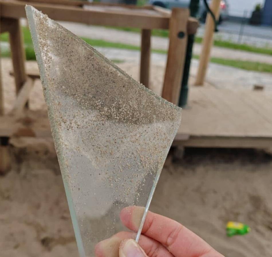 Scherben im Sand versteckt: Spielplatz in Kranenburg ist wieder geöffnet – können Eltern jetzt aufatmen?