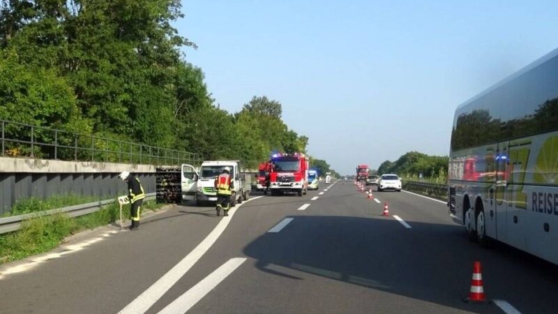 Unfall auf der A57 bei Sonsbeck: Pkw kollidieren beim Spurwechsel auf A 57