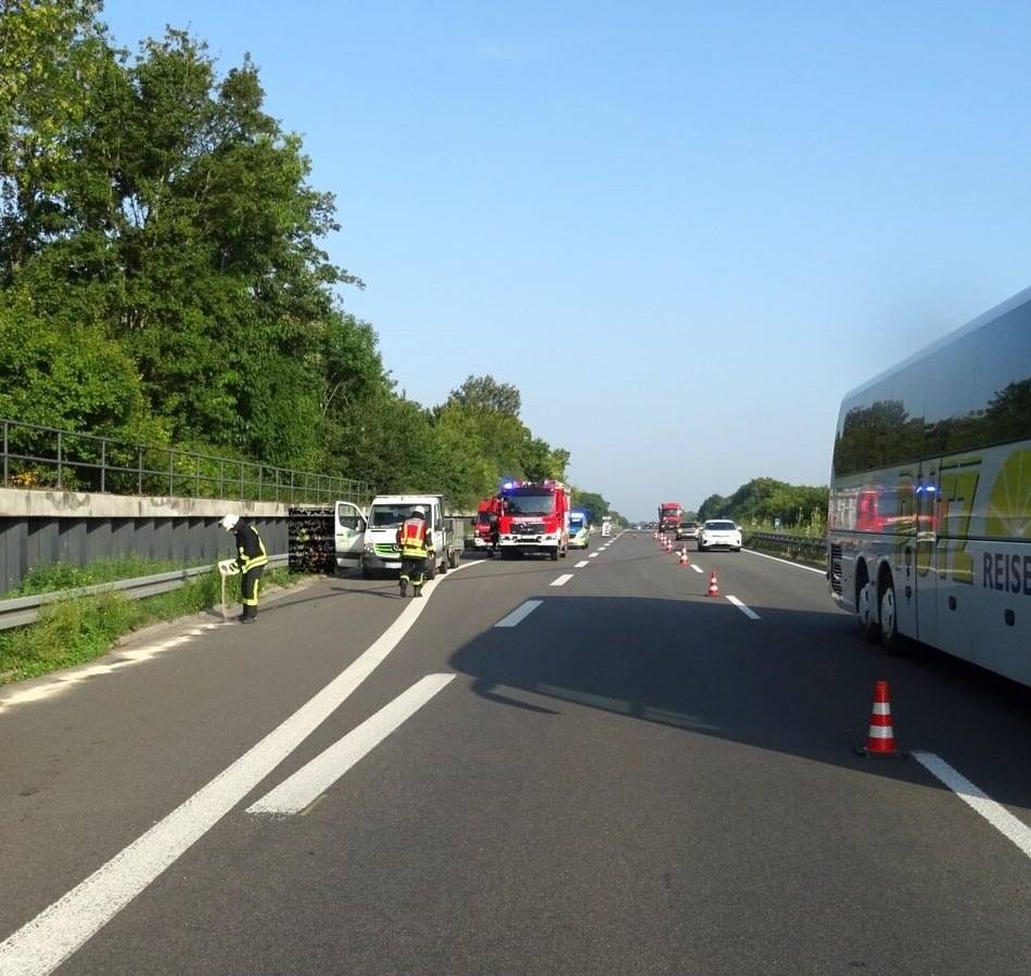 Unfall auf der A57 bei Sonsbeck: Pkw kollidieren beim Spurwechsel auf A 57