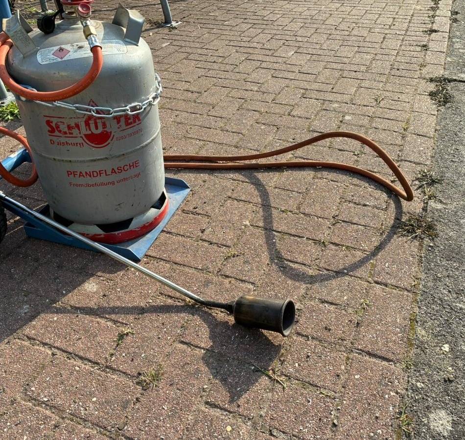 Gefahr bei Trockenheit: Feuerwehr in Bedburg-Hau rückt zu Heckenbrand durch Gasbrenner aus