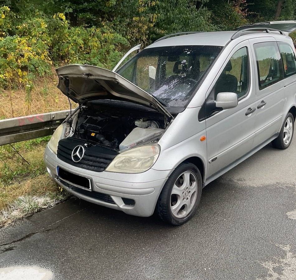 Feuerwehr Alpen erhält Unterstützung von Kollegen: Auto brennt auf der A57