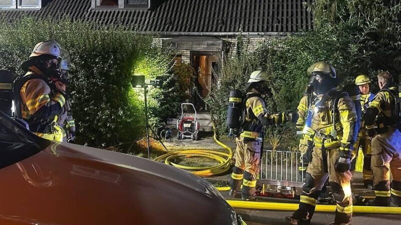 Einsatz für die Feuerwehr: Wohnzimmer in Meerbusch ausgebrannt – Haus unbewohnbar