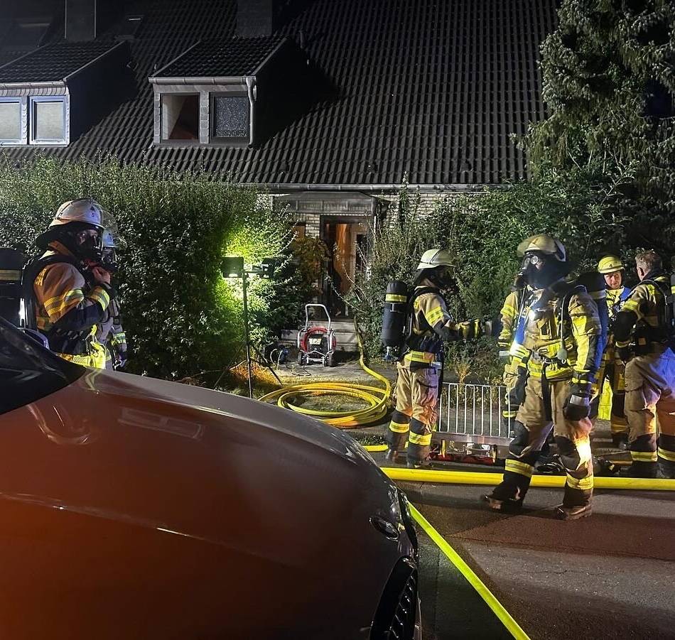 Einsatz für die Feuerwehr: Wohnzimmer in Meerbusch ausgebrannt – Haus unbewohnbar