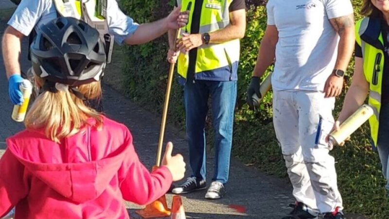 Grundschule am Brückentor in Langenfeld: Fußspuren zeigen Kindern den sicheren Schulweg