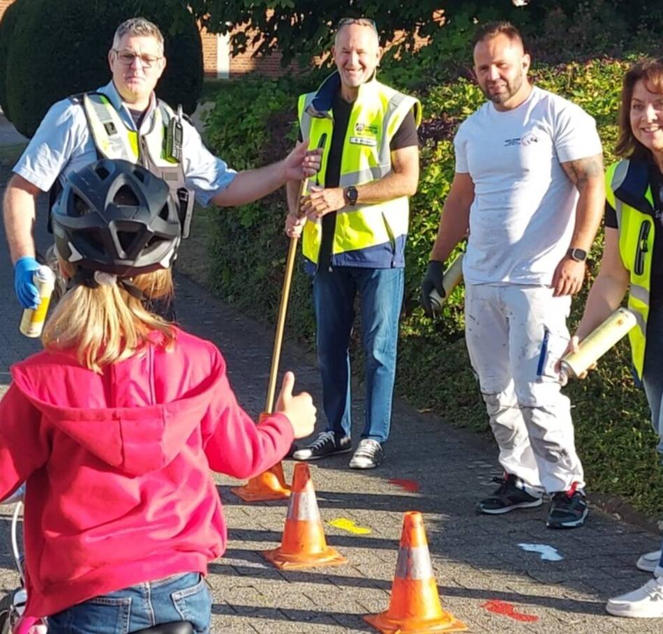 Grundschule am Brückentor in Langenfeld: Fußspuren zeigen Kindern den sicheren Schulweg