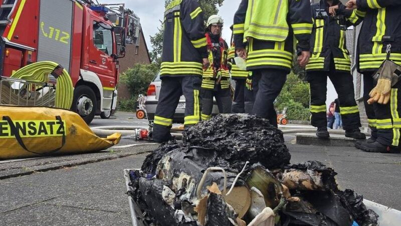 Einsatz in Leverkusen: Feuerwehr löscht Zimmerbrand in Schlebusch