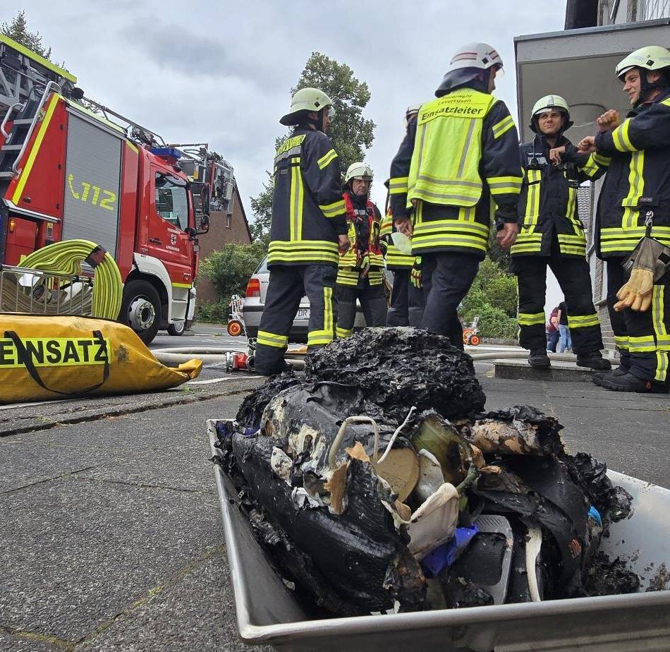 Einsatz in Leverkusen: Feuerwehr löscht Zimmerbrand in Schlebusch