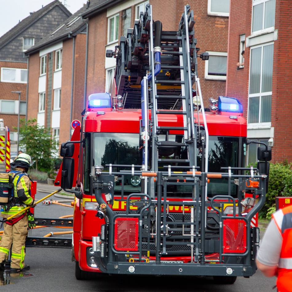 Feuerwehreinsatz in Krefeld: Heckenbrand an der Glindholzstraße geht glimpflich aus