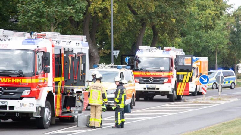 Senior überrollt Senioren: Zwei Tote bei Unfall auf Friedhofs-Vorplatz in Krefeld