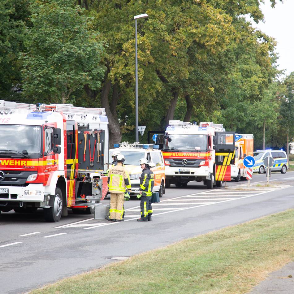 Senior überrollt Senioren: Zwei Tote bei Unfall auf Friedhofs-Vorplatz in Krefeld