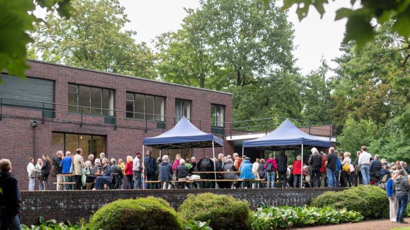 Kunst-Impuls in Krefeld: Eäte, Drenke, Danze bei der Gartenparty im Museum