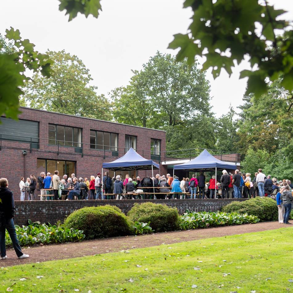 Kunst-Impuls in Krefeld: Eäte, Drenke, Danze bei der Gartenparty im Museum