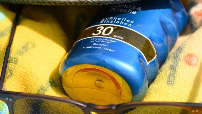 Von Antischnarchschiene bis Zahnbürste: So viel Leverkusen steckt im Reisekoffer
