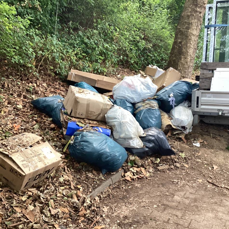 Umweltsünder in Mönchengladbach: Entsorger wirft Müll einfach auf eine Böschung