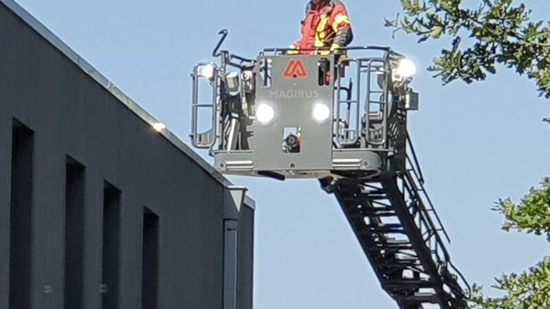 Praxis evakuiert: Rauch- oder Gasgeruch ruft Feuerwehr zum Uedemer Ärztehaus