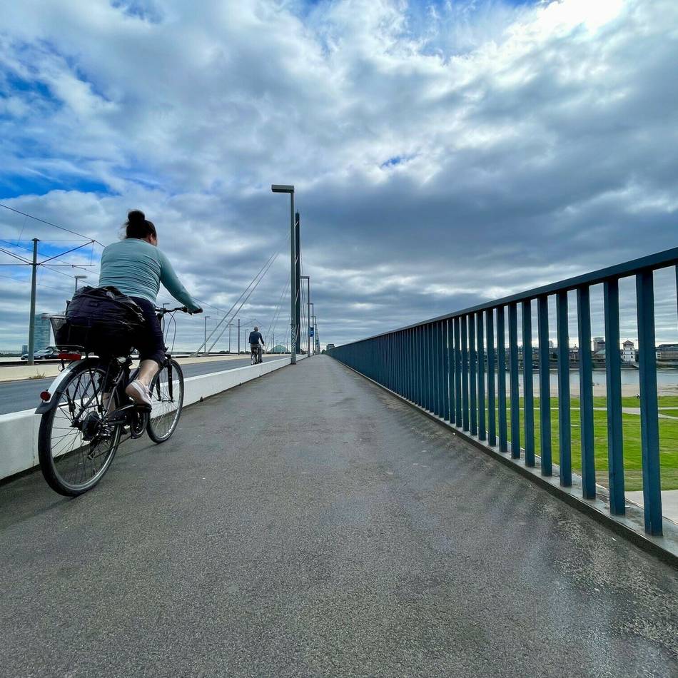 Geländererhöhungen in Düsseldorf: Arbeiten an Brücken gehen voran – jetzt ist die Oberkasseler Brücke dran