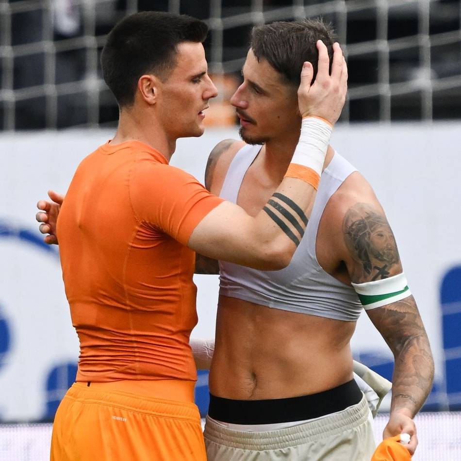„Ich bin Werder-Bremen-Spieler“: Kuriose Szene – Marco Friedl wird beim Interview verwechselt