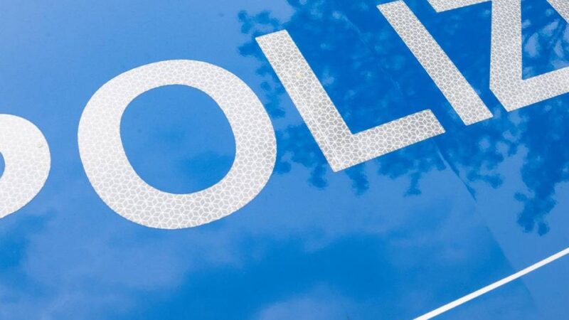 Polizei sucht Zeugen: Autodiebe stehlen Porsche in Langenfeld