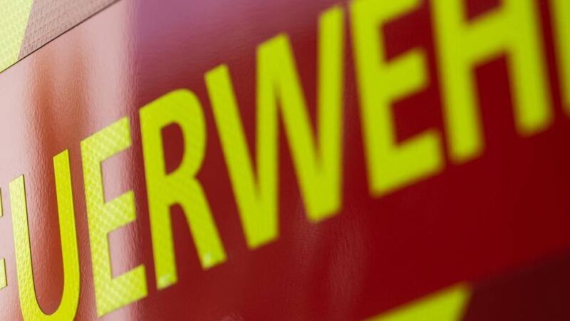 Feuerwehr meldet: 200 Quadratmeter Stroh brennen in Dahl