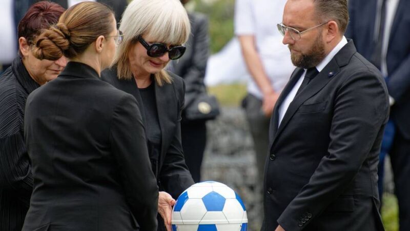Urne in Fußball-Form: Sportreporter Ulli Potofski auf Schalke beigesetzt