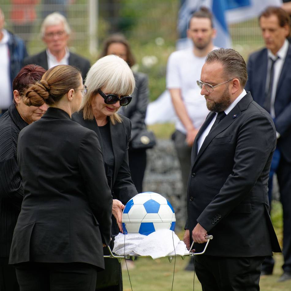 Urne in Fußball-Form: Sportreporter Ulli Potofski auf Schalke beigesetzt