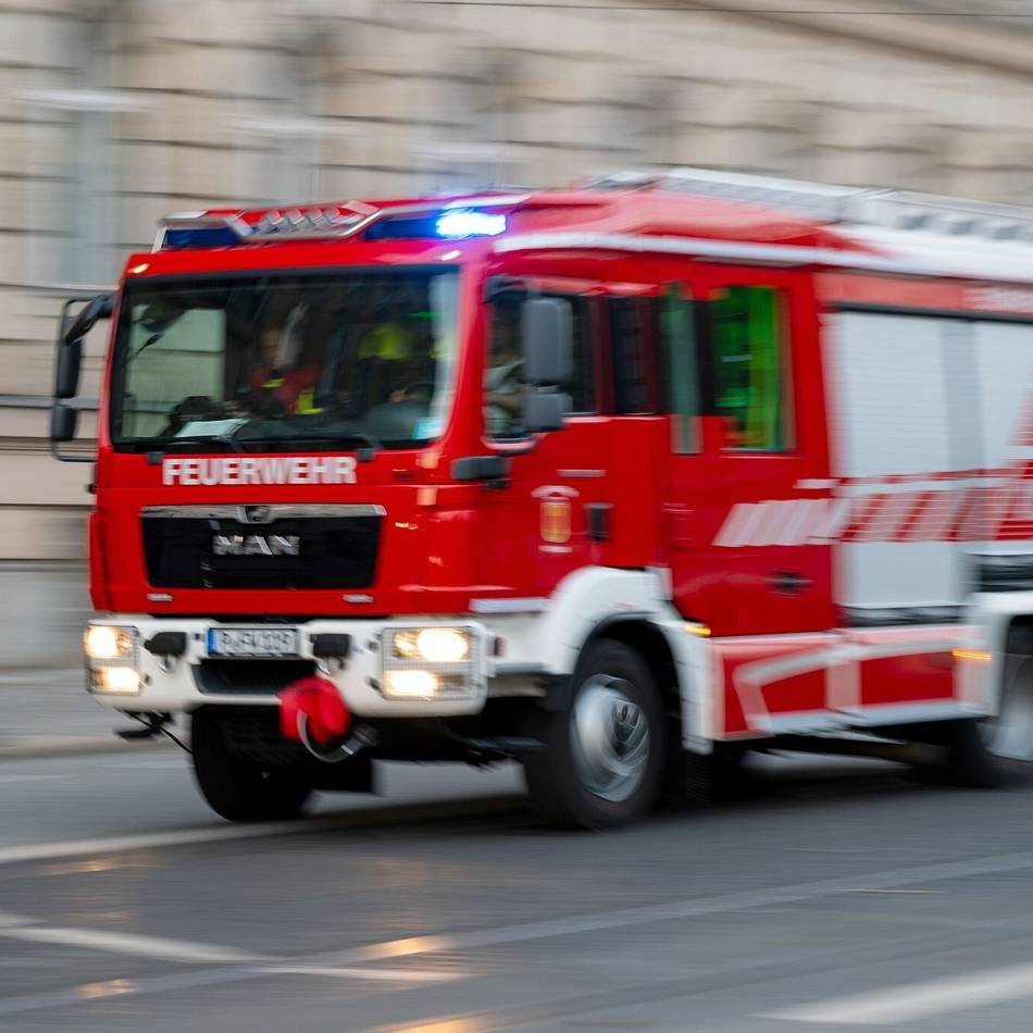 Brand in Kellersauna in Wermelskirchen: Feuerwehr löscht Kellerbrand in Dhünn