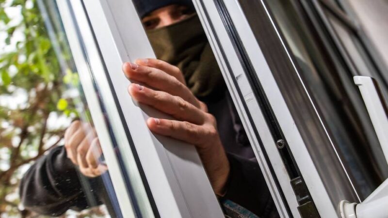 Diebstahl in Korschenbroich: Mehrere Streifenwagen suchten erfolglos nach Einbrechern
