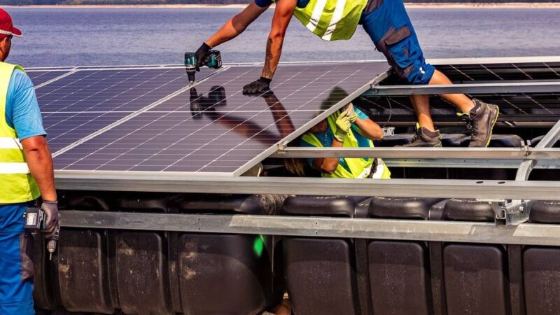 Größtenteils mit Fördergeldern finanziert: Dormagen bekommt PV-Anlagen auf kommunalen Dächern
