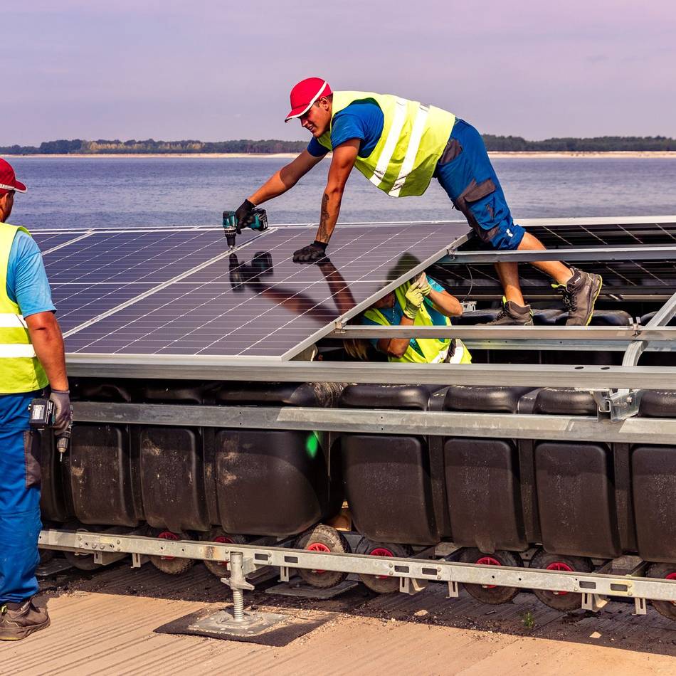 Größtenteils mit Fördergeldern finanziert: Dormagen bekommt PV-Anlagen auf kommunalen Dächern