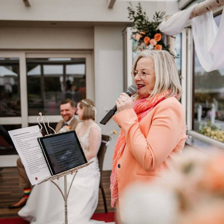 Freie Rednerin aus Mönchengladbach: „Eine Braut trug Gummistiefel und kam in einer Schubkarre“