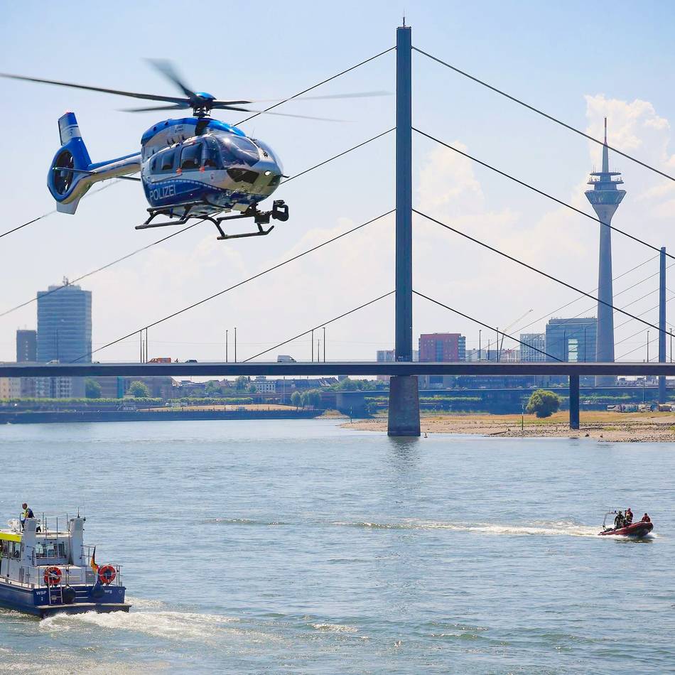 Rettung durch Polizeiboot: Person im Rhein – Großeinsatz am Freitagabend in Düsseldorf
