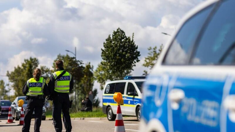Bei der Uedemer Auffahrt: Bundespolizei vollstreckt Haftbefehl bei Grenzkontrolle auf der A57