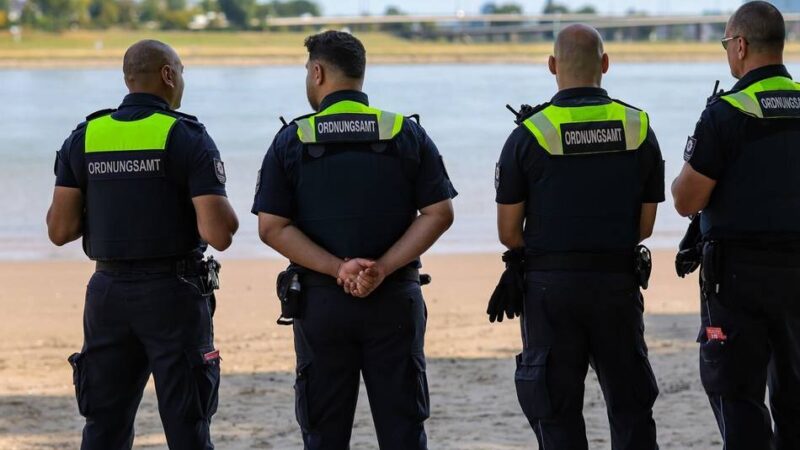 Badeverbot in Düsseldorf: Einsatzkräfte ziehen Mann auf Jetski – der springt zurück in den Rhein