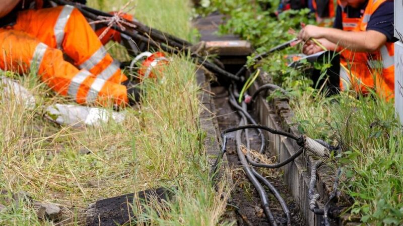 Reparaturen nach Brandanschlag: Bahnverkehr in NRW rollt wieder
