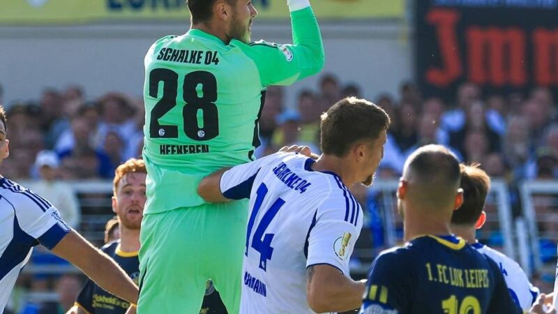 Torhüter betreibt im DFB-Pokal Eigenwerbug: Justin Heekeren überzeugt bei Schalker Zittersieg