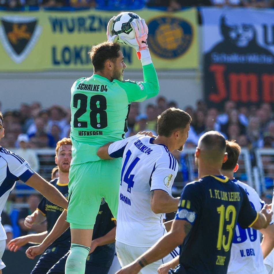 Torhüter betreibt im DFB-Pokal Eigenwerbug: Justin Heekeren überzeugt bei Schalker Zittersieg