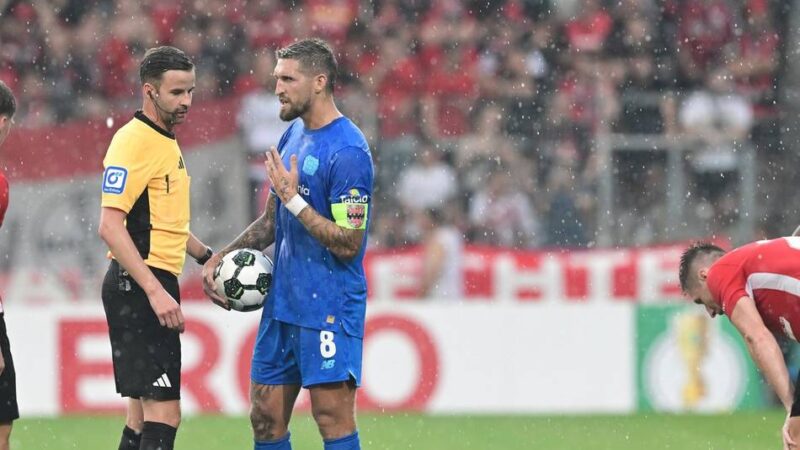 DFB-Pokal: Spiel unterbrochen – Gewitter bremst ten Hag und Leverkusen