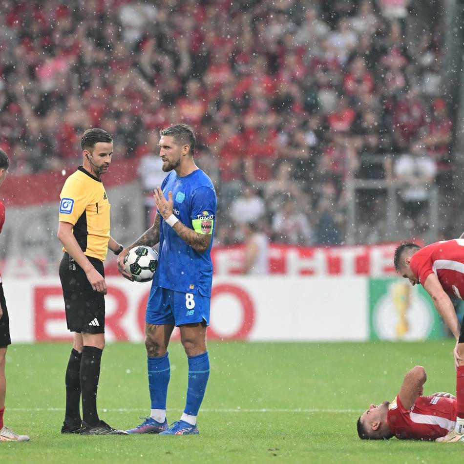 DFB-Pokal: Spiel unterbrochen – Gewitter bremst ten Hag und Leverkusen