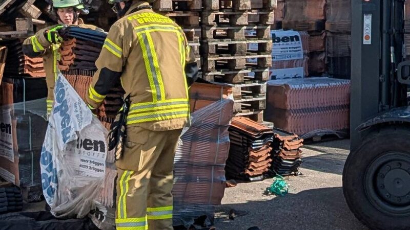 Feuerwehr übt in Brüggen: Arbeiter unter Palette begraben – Kind weggelaufen
