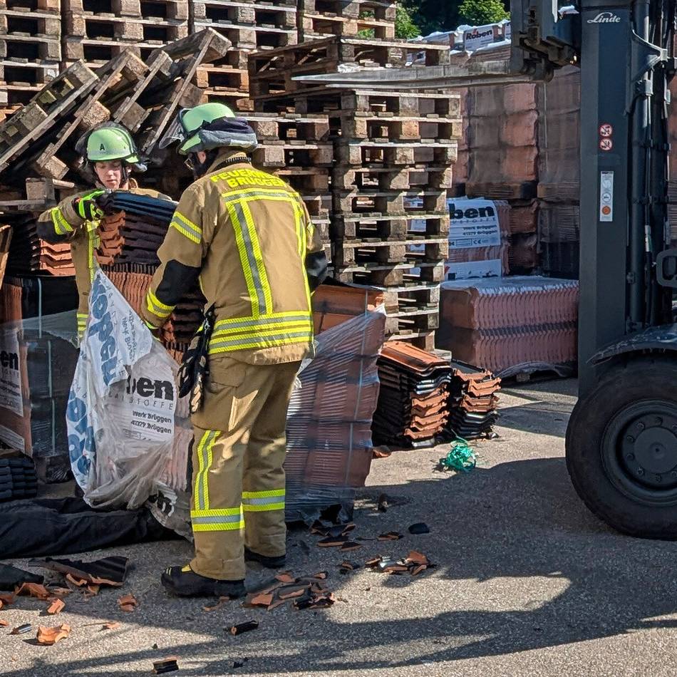 Feuerwehr übt in Brüggen: Arbeiter unter Palette begraben – Kind weggelaufen